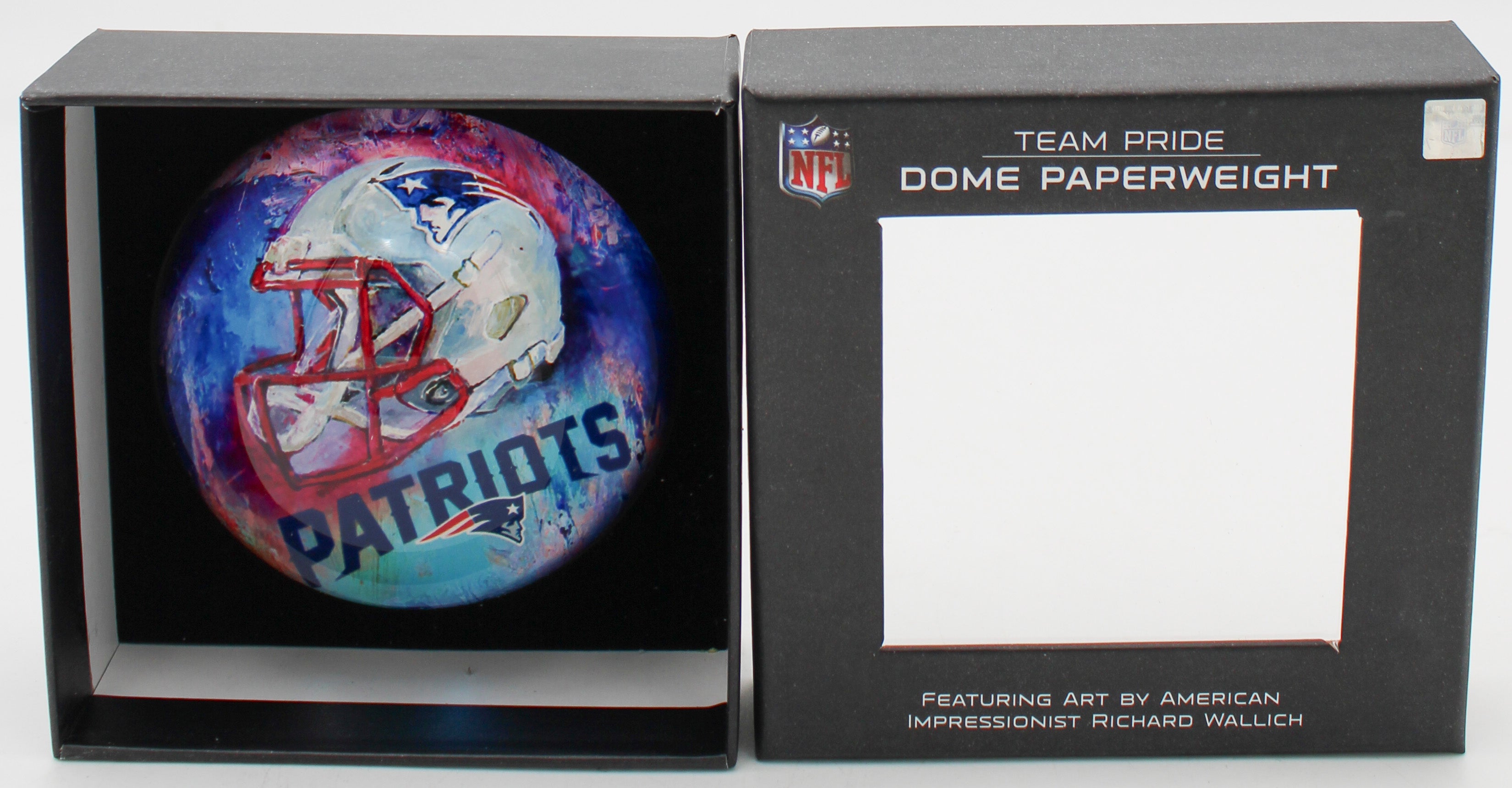 NEW ENGLAND PATRIOTS GLASS DOME PAPERWEIGHT 4"